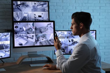 Erkek güvenlik görevlisi işyerinde taşınabilir vericisi ile