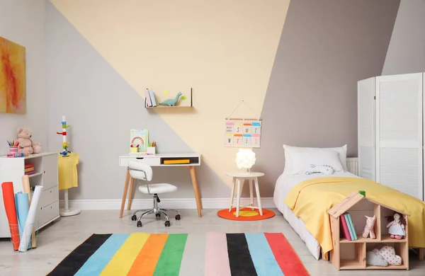 Stilvolles Kinderzimmer Mit Bequemem Bett Und Schreibtisch — Stockfoto