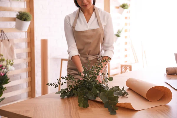 Floristería haciendo hermoso ramo en la mesa en el taller, primer plano — Foto de Stock