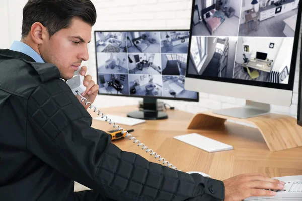 Segurança Masculina Conversando Por Telefone Perto Monitores Local Trabalho — Fotografia de Stock