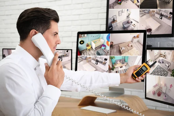 Guardia Seguridad Masculino Hablando Por Teléfono Cerca Monitores Lugar Trabajo — Foto de Stock