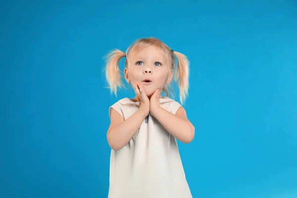 Linda niña posando sobre fondo azul claro —  Fotos de Stock