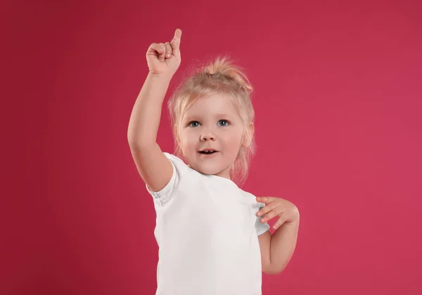 Porträtt av emotionell liten flicka på rosa bakgrund — Stockfoto