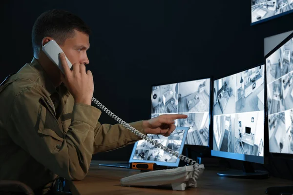 Biztonsági őr beszél telefonon a munkahelyen — Stock Fotó