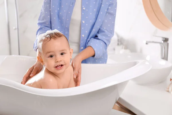 Mãe com seu bebê na casa de banho — Fotografia de Stock