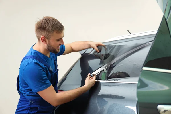 Obrero Teñido Ventana Del Coche Con Papel Aluminio Taller —  Fotos de Stock