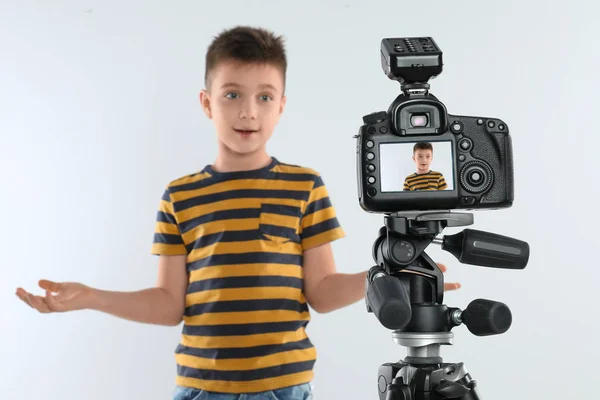 Söt Liten Bloggare Spela Video Mot Vit Bakgrund Fokus Kameran — Stockfoto