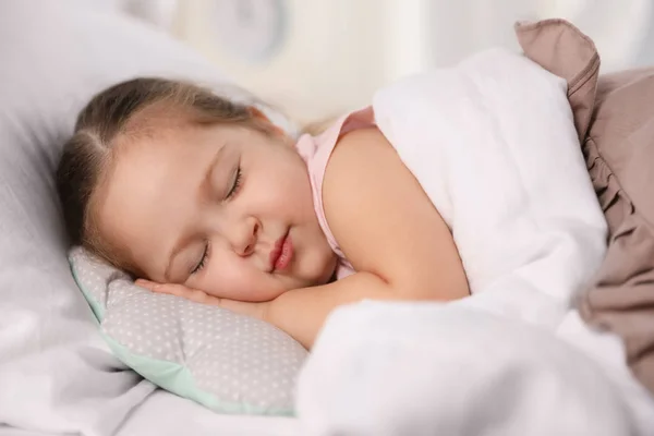 かわいい女の子が家で寝ている ベッドタイムスケジュール — ストック写真
