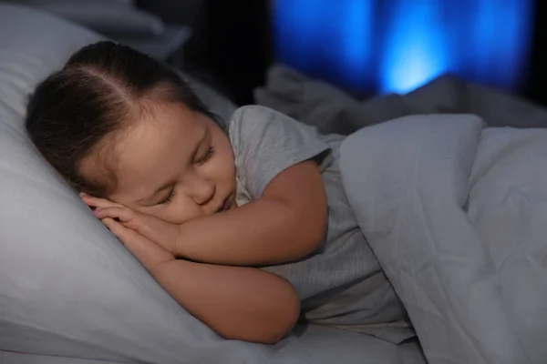 Bella Ragazzina Che Dorme Casa Orario Della Nanna — Foto Stock