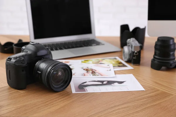 Fotograafwerkplaats met professionele camera op kantoor — Stockfoto