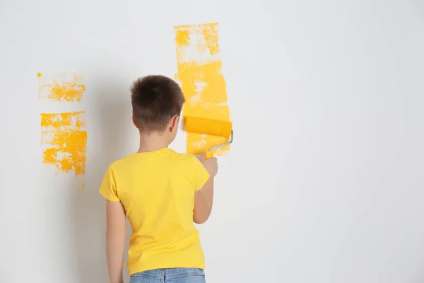 Petit Mur Peinture Enfant Avec Brosse Rouleaux Intérieur — Photo