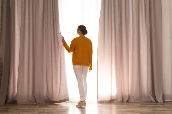 Mujer Cerca Ventana Con Hermosas Cortinas Casa Por Mañana — Foto de Stock