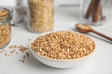 Beyaz masada pişmemiş yeşil karabuğday taneleri