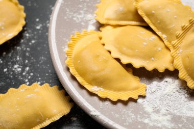 Gri masada Ravioli, yakın çekim. İtalyan makarnası