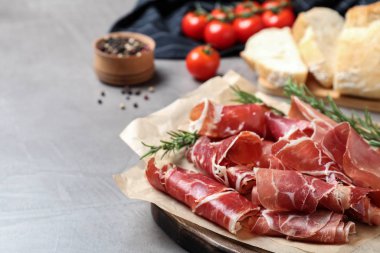Gri masada lezzetli prosciutto dilimleri