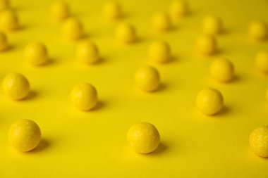 Lezzetli limon çiğneme diş etleri sarı arka planda, yakın plan