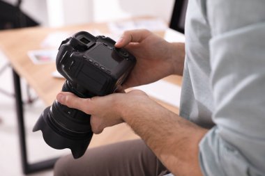 Ofisinde kamera olan profesyonel fotoğrafçı, yakın plan.
