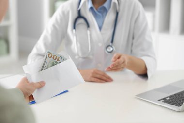 Hasta klinikteki doktora rüşvet veriyor, yakın plan. Yozlaşmış tıp