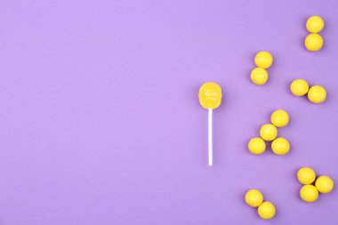 Mor arka planda farklı limon şekerlemeleri, üst manzara. Boşluk