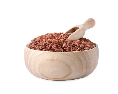 Esmer pirinç ve kepçeyle beyaz kasede izole edilmiş