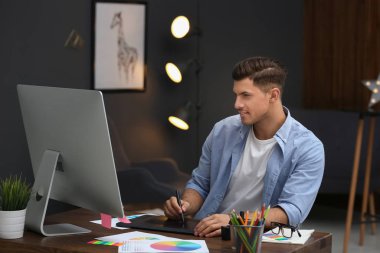 Ofiste çalışan erkek tasarımcı.