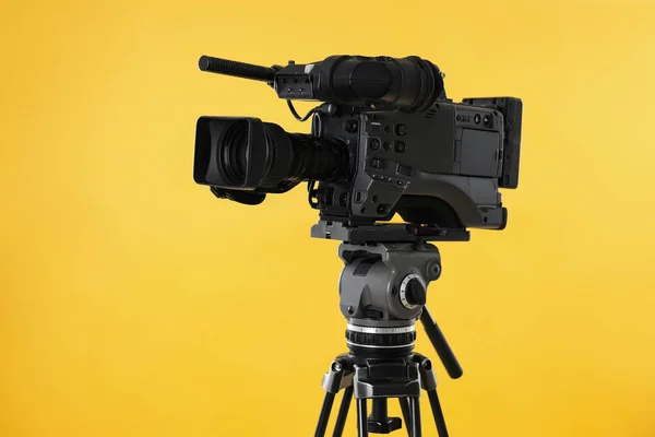 Moderne Professionele Videocamera Gele Achtergrond — Stockfoto
