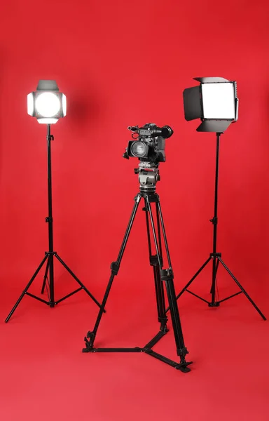 Professionell Videokamera Och Belysning Utrustning Röd Bakgrund — Stockfoto