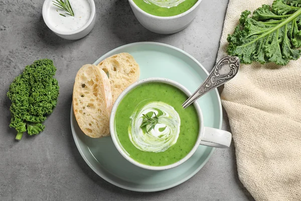 Gustosa zuppa di cavolo servita sulla tavola grigia, stesa piatta — Foto Stock