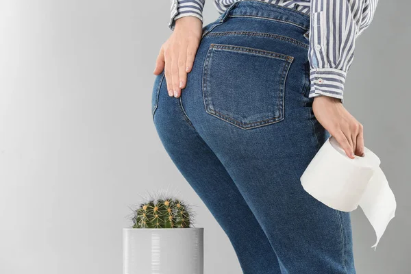 Femme Avec Papier Toilette Assis Sur Cactus Sur Fond Gris — Photo