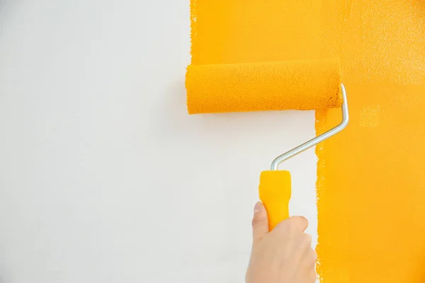 Woman Painting White Wall Yellow Dye Closeup Interior Renovation — Stock Photo, Image