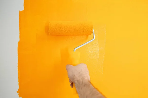 Uomo Pittura Parete Bianca Con Tintura Gialla Primo Piano Ristrutturazione — Foto Stock