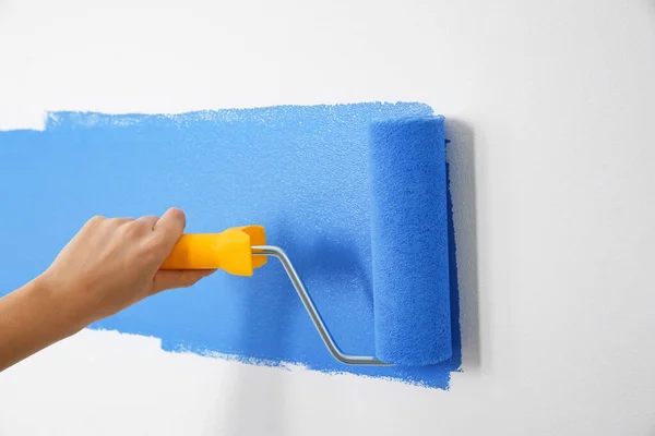 Woman Painting White Wall Blue Dye Closeup Interior Renovation — Stock Photo, Image