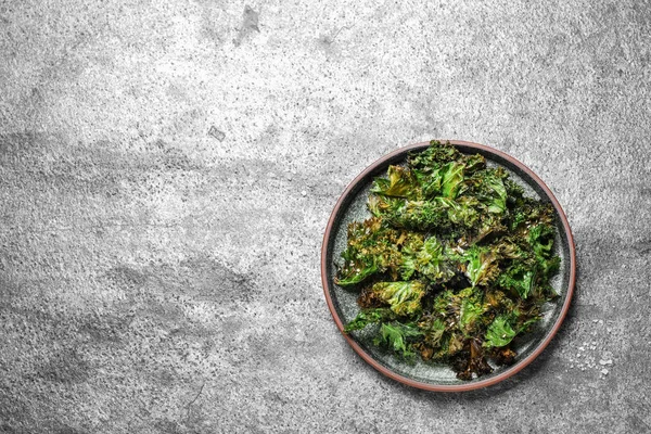 Smaklig Bakad Grönkålschips Grått Bord Ovanifrån Plats För Text — Stockfoto