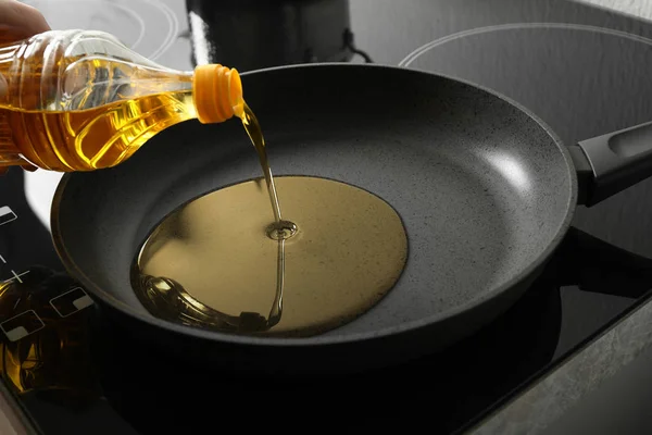 Woman Pouring Cooking Oil Bottle Frying Pan Closeup — 스톡 사진