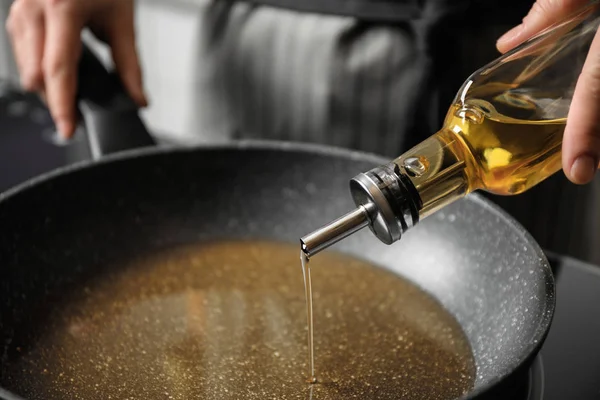 Woman Pouring Cooking Oil Bottle Frying Pan Closeup — 스톡 사진