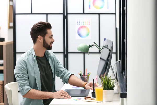 Man Ontwerper Werkt Aan Bureau Kantoor — Stockfoto