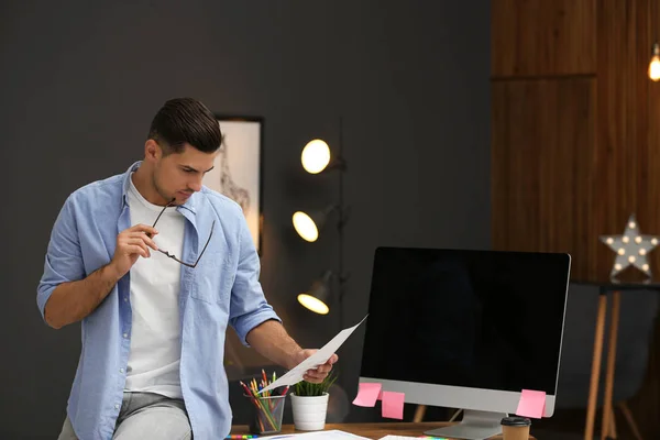 Diseñador Masculino Trabajando Oficina Profesión Creativa — Foto de Stock