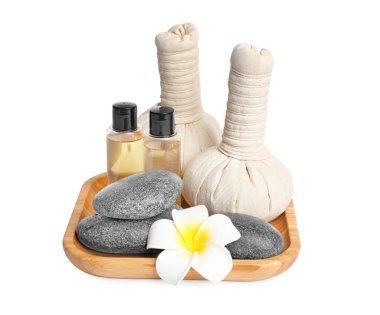 Güzel bir spa kompozisyonu ve beyazı bitkisel torbalar.