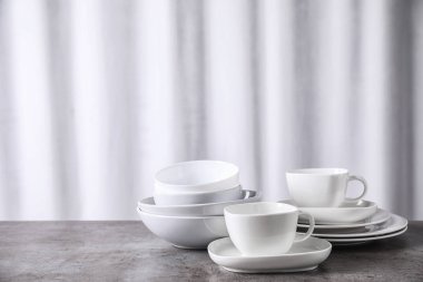 Temiz dishware gri masaya ayarla