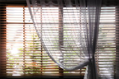 Güzel perdeli ve panjurlu pencere, yakın plan.