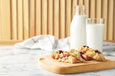 Beyaz mermer masada reçelli lezzetli kurabiyeler.