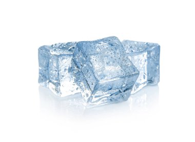 Su damlaları beyaz üzerine izole edilmiş kristal berrak buz küpleri.