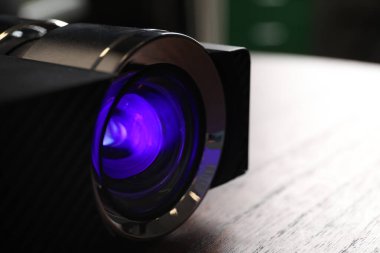 Masadaki modern dijital video projektörünün yakın görüntüsü