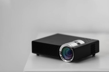 Beyaz masa üzerinde modern video projektörü.