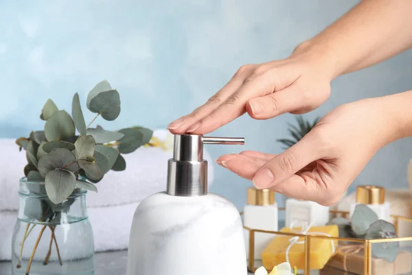 Wanita Yang Menggunakan Dispenser Sabun Dalam Ruangan Pandangan Tertutup — Stok Foto