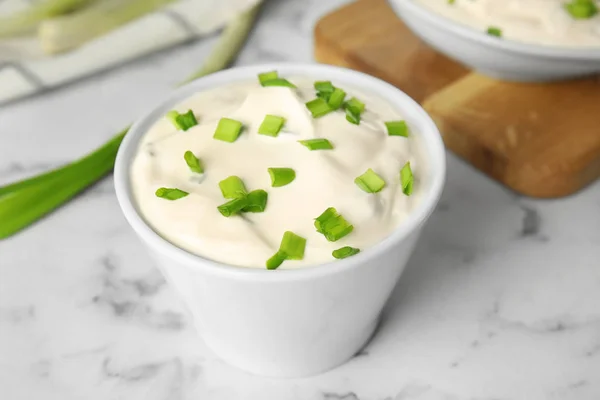 Crema Agria Fresca Con Cebolla Sobre Mesa Mármol Blanco Primer — Foto de Stock