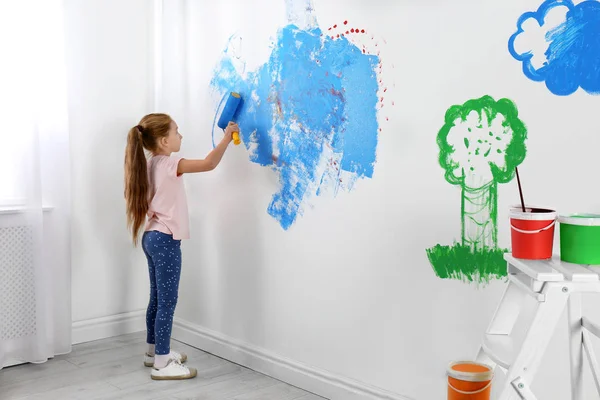 Pequena Parede Pintura Infantil Com Escova Rolo Dentro Casa — Fotografia de Stock