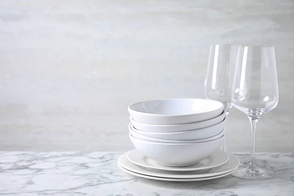 Set of clean dishware on marble table. Space for text — ストック写真