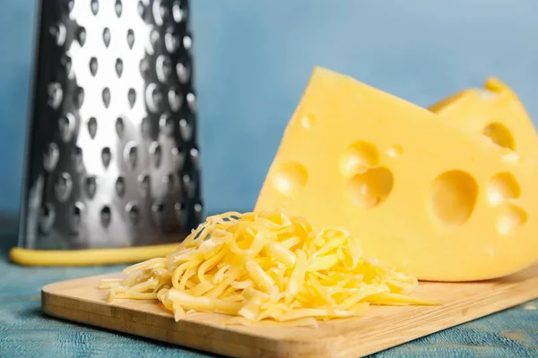 Chutný Strouhaný Sýr Modrém Dřevěném Stole Detailní Záběr — Stock fotografie