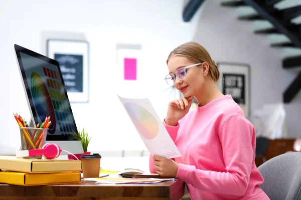 Diseñador Profesional Que Trabaja Con Computadora Mesa Oficina —  Fotos de Stock